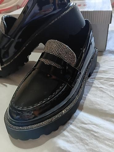 nike bele patike: Lakované ženske mokasine sa kristalnim detaljima - Materijal: sjajna — 1