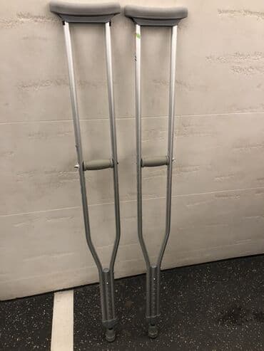 Donji delovi trenerke: Dve vrste štaka – komplet parova. 1) Pazušne štake (Underarm — 1