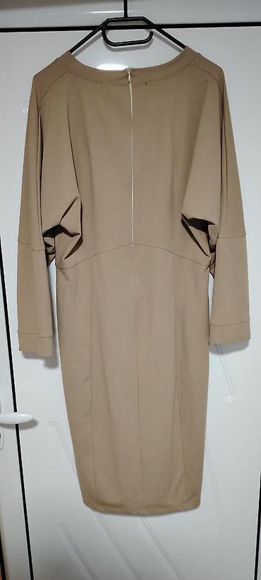 obuća smederevo: Bež haljina ravnog, opuštenog kroja. - Materijal: mekana, elastična — 2