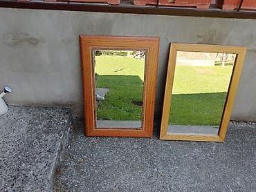 Dva zidna ogledala sa drvenim ramovima - Model 1: tamniji ram u