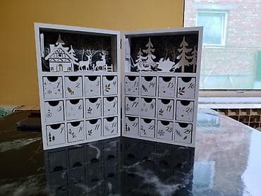 Textile: Drveni advent kalendar sa fiokicama, poseduje male lampice. Korišćen — 3