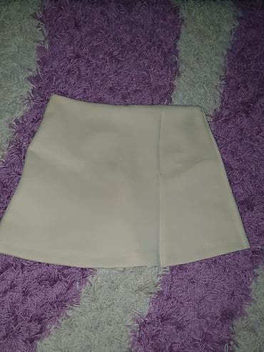 kom letnjih zenskih kosulja: Suknjica-šorts (skort) u krem/bež boji - Model: suknja napred — 2