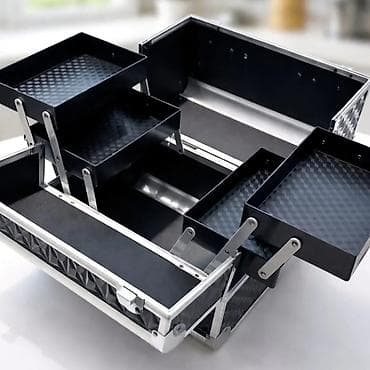 šminka: Elegantan i praktičan kofer za šminku u crnoj boji sa srebrnim — 1