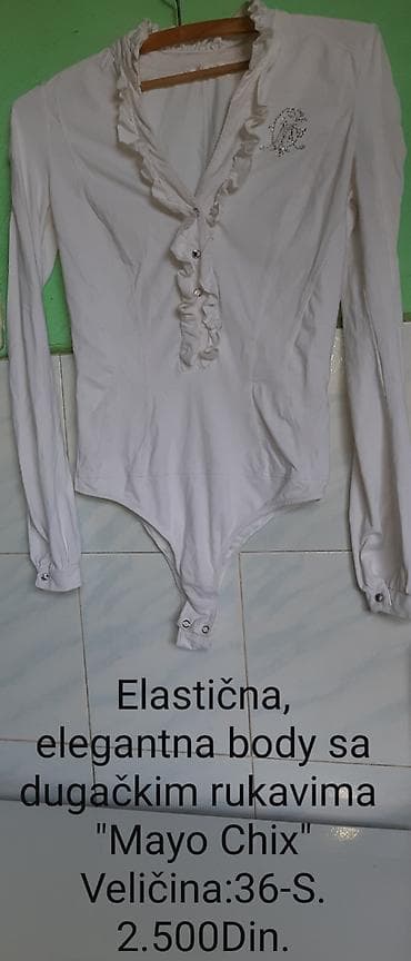 Mayo Chix beli bodi od likre, dugih rukava. Model sa volanima oko