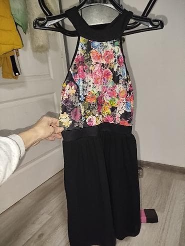 Haljina bez rukava sa floralnim gornjim delom - Kroj: A-linija sa