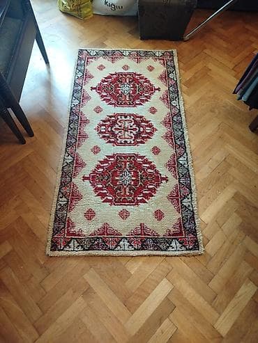beli tepih cvece: Tepih stazica Duzina oko 140 cm. Sirina oko 70 cm. S jedne strane — 8
