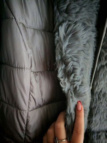 Kape i aksesoari: Ženska zimska jakna sa krznom – siva - Duga, prošivena jakna u sivoj — 4