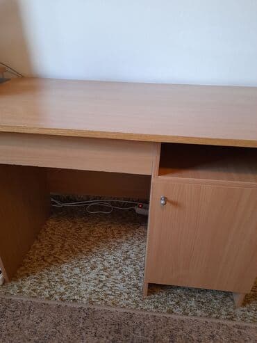 dimenzije barskih stolica: Polovan radni sto, veoma dobro ocuvan, sa 1 velikom fiokom, druga je — 2