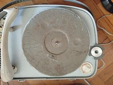 gramofon sa trubom: Stari retro gramofon u koferu vintage Radi ali potenciometri zezaju — 4