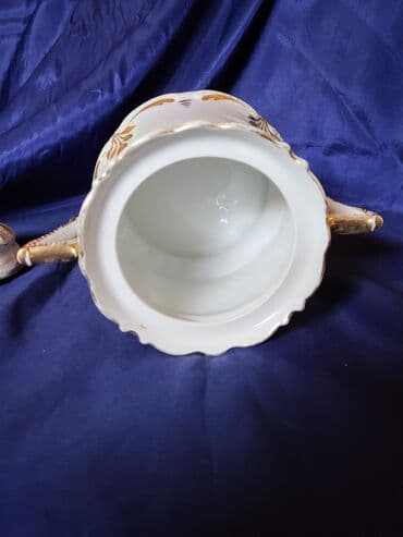 zemljane posude: Bombonijera 1914 do 1918g. porcelan,sedef glazura. Bombonijera je — 9