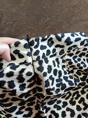 zimska jakna s: Ženske pantalone sa leopard printom i crvenim bočnim trakama - Model — 4