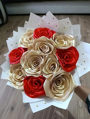 jastuci za ugaonu garnituru: Ručni buket od satenskih ruža - Elegantne ruže od satenskih traka u — 2