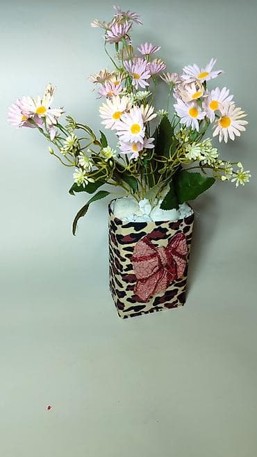 Kućni dekor: Dekorativna aranžirana veštačka saksija sa belim/lila tratinčicama - — 6