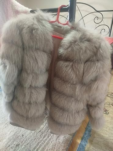 Sakoi: Bunda od pravog krzna, kratkog kroja, u nežnoj sivo-bež nijansi — 1