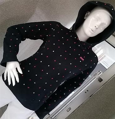 helanke 8: Ženska dukserica sa kapuljačom – crna, sitni print srca - Model — 3