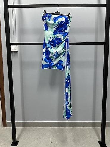 haljina miki maus: Kratka strapless haljina sa asimetričnim detaljem i floralnim printom — 2