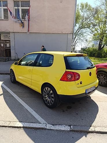 kupujem prodajem polovni automobili zrenjanin: Volkswagen Golf 5, trovratni hatchback u žutoj boji. registrovan punu — 3