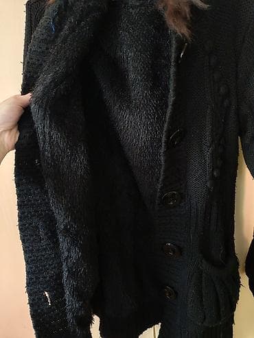 tiffany beograd: Dugački crni pleteni kardigan sa kapuljačom i krznenim detaljem oko — 2