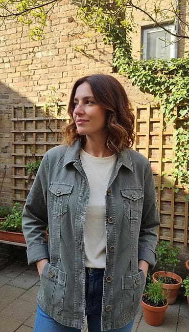 Ženska jakna u vojničko-sivoj boji, klasičan kroj. - Materijal