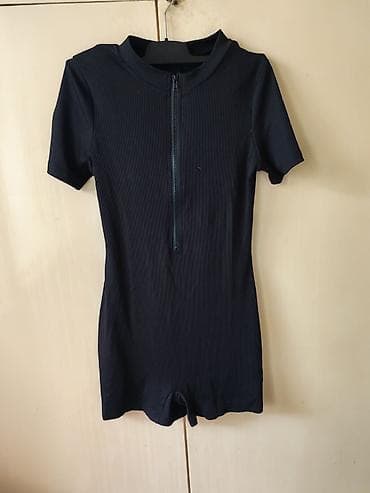 crni kompleti: Crni ženski kratki kombinezon sa rajsferšlusom napred - Model — 3