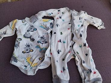 majice sa natpisom: Paket odeće za bebe 0–3 meseca – 100 din Komplet sadrži: - 2x bodić — 1