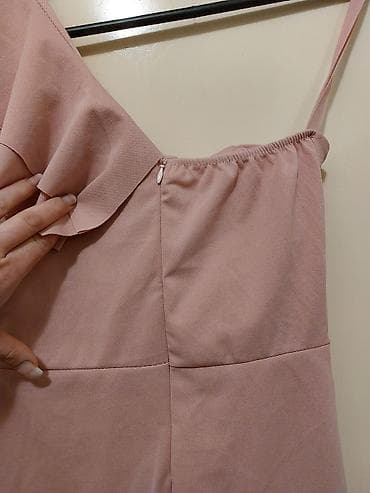haljine secene ispod grudi: Elegantna asimetrična haljina u puder‑roze boji. - Kroj: uska silueta — 4
