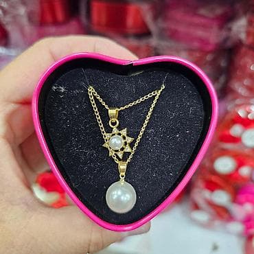 Dvoslojna ogrlica sa bisernim privescima u poklon-kutiji - Dizajn na lalafo.rs Dvoslojna ogrlica sa bisernim privescima u poklon-kutiji - Dizajn