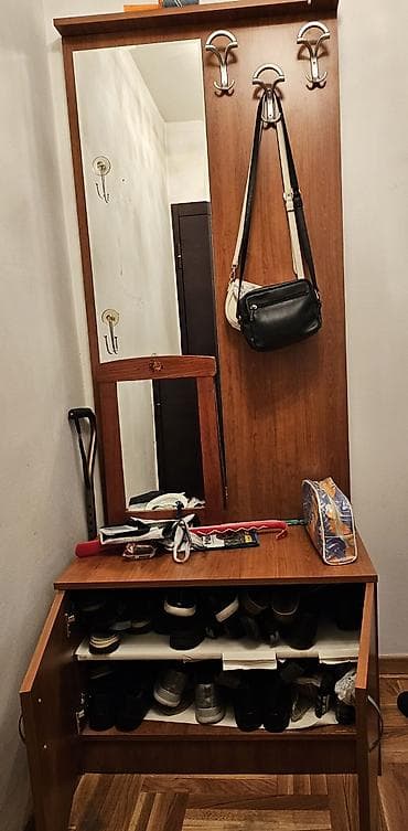 Na prodaju element predsoblja koji se sastoji od cipelarnika sa — 2