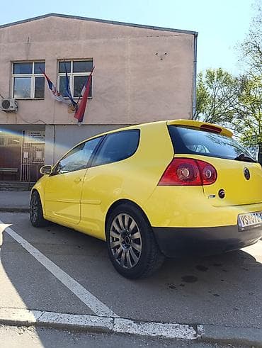kupujem prodajem polovni automobili zrenjanin: Volkswagen Golf 5, trovratni hatchback u žutoj boji. registrovan punu — 2