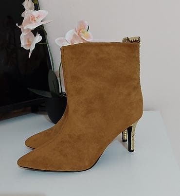 Nove cizme
Boja kamel
Visina stikle je 8cm
Broj je 39- 25,5gaziste