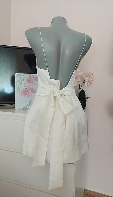 odece: Kratka satenska haljina na bretele – boja šampanj/ivori. - Model — 2