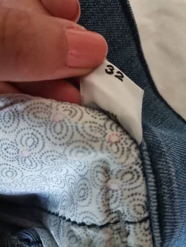 Donji delovi trenerke: Teksas suknja L-XL. Naznačena veličina 32. Odgovara otprilike L ili XL — 3