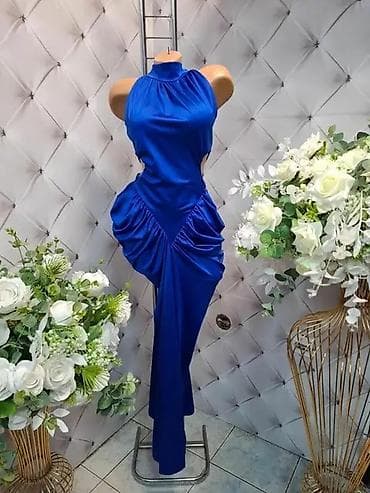 pantalone svecane: Elegantna duga haljina sa visokim okovratnikom i otvorenim bočnim — 4