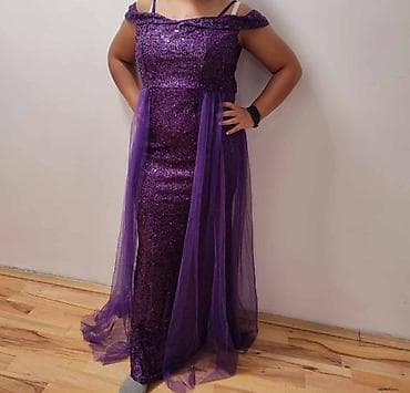 Elegantna duga haljina u ljubičastoj boji, savršena za svečane