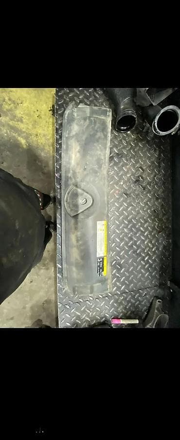 staklo: AUDI A4 B9 0 POKLOPAC HLADNJAKA I BRANIKA 8W0807031 | Audi delovi — 3
