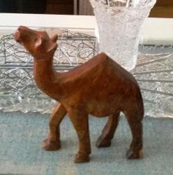 Tekstil: Figura kamile od maslinovog drveta Dimenzije 12 x 13 cm Suvenir iz — 1