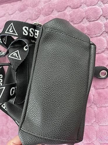 mcm ranac: GUESS mini ranac – crni, od teksturirane eko‑kože. - Kompaktna — 3