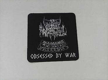 Prišivač „Obsessed by War“ – crni pravougaoni patch sa belim printom