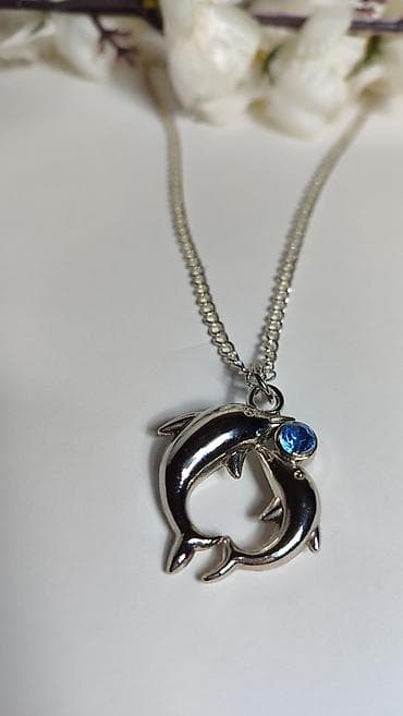 Ogrlice: Srebrnasti lančić sa priveskom – dva delfina u obliku srca - — 5