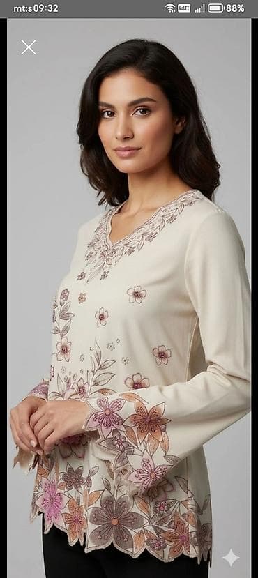 Elegantna ženska bluza sa dugim rukavima, u nežnoj krem nijansi. Model