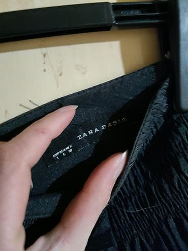 Suknje: ZARA BASIC crna suknja A-kroja - Brend/model: ZARA BASIC - Boja: crna — 2