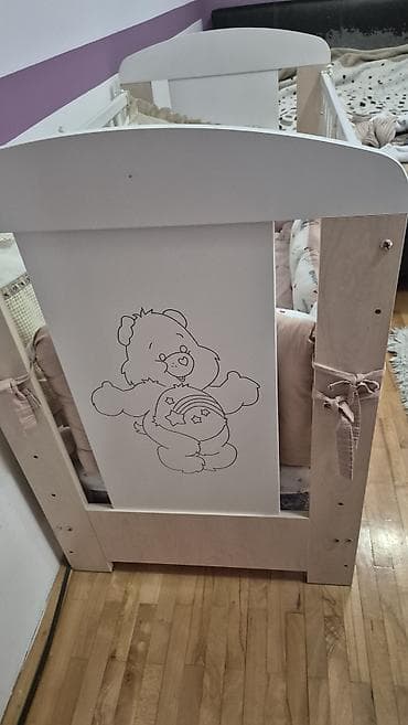 deciji ormari za devojcice: Drveni krevetac za bebe sa motivom mede na obema čelnim stranicama — 3