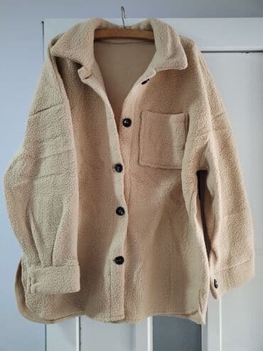 crna uska haljina dugih rukava: Bež teddy jakna/košulja (oversize kroj) - Materijal: mekana „teddy“ — 1