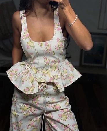 una latina komplet: Damski komplet – top sa peplum detaljem i široke pantalone - — 1