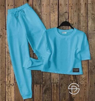 Gornji i donji deo: Ženski komplet trenerke – crop majica i donji deo - Model: dvoječni — 1