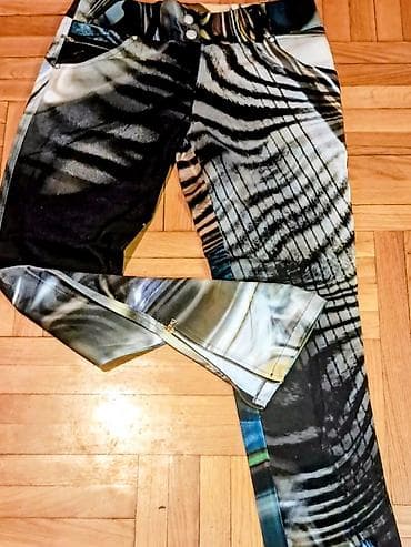 Ženska odeća: - Crne široke pantalone sa visokim pojasom ukrašenim velikim metalnim — 4