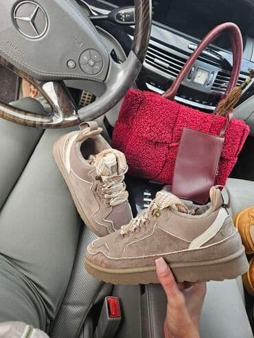 sive ugg cizme: ⚜🌸🤍 𝐍𝐎𝐕𝐀 𝐊𝐎𝐋𝐄𝐊𝐂𝐈𝐉𝐀 🤍🌸⚜ UGG 𝐁𝐫𝐨𝐣𝐞𝐯𝐢: 36 - 41 𝑪𝒆𝒏𝒂: Cizme/patike 4000 — 4