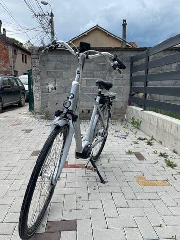 torba za ribolov lidl: Električni bicikl u srebrnoj boji. Poseduje crno sedište i bateriju — 10