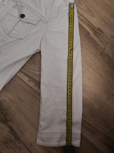 Bela ženska jakna bez kragne, teksas/keper stil. Detalji: - Boja