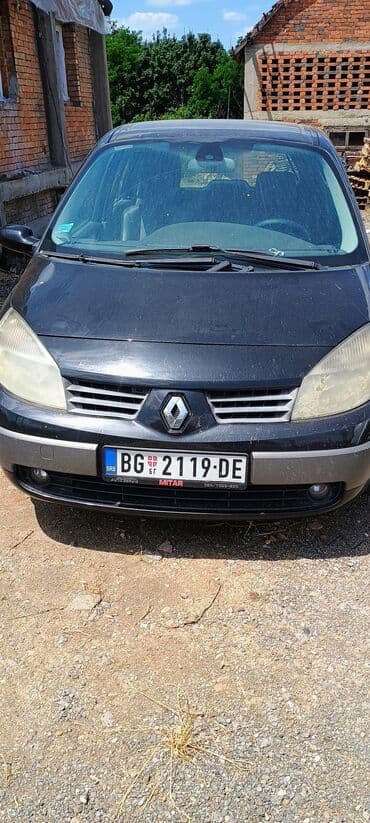Renault: Monovolumen vozilo marke Renault, model Scenic. Vozilo je crne boje sa
